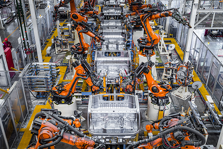 江汽集团新港生产基地焊装车间机器人正在作业