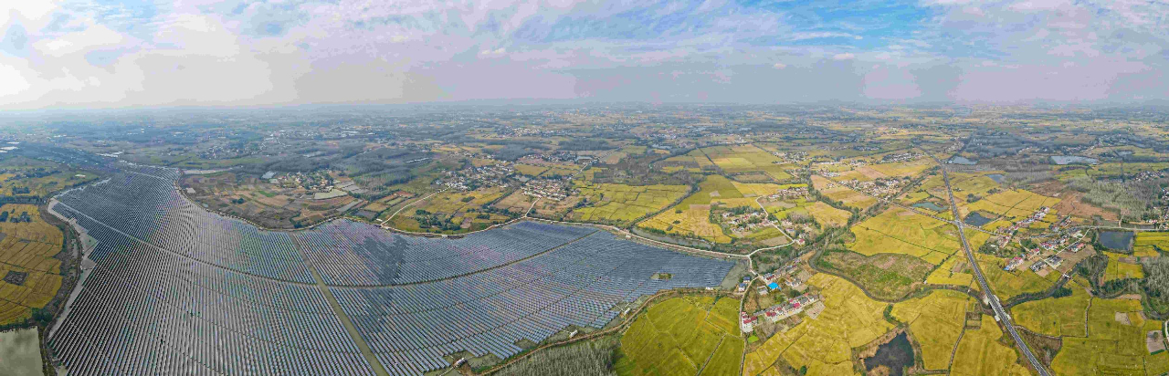位于肥东县梁园镇的陷坡湖水库100MW渔光互补光伏电站