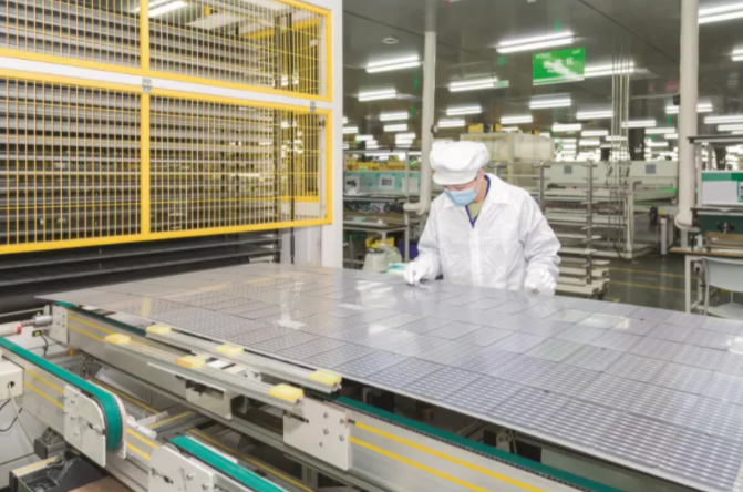 晶科能源（滁州）有限公司员工正在生产线上忙碌