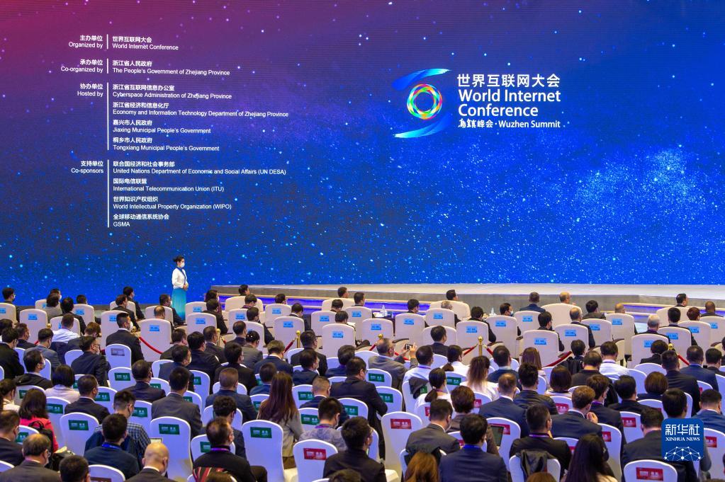这是11月9日拍摄的开幕式现场。当日，2022年世界互联网大会乌镇峰会在浙江乌镇开幕。新华社记者江汉摄