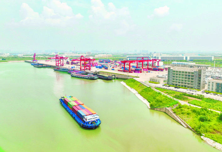 图为满载44个集装箱的“晶澳科技号”首航，将直达上海港，再发往荷兰鹿特丹。记者李予摄