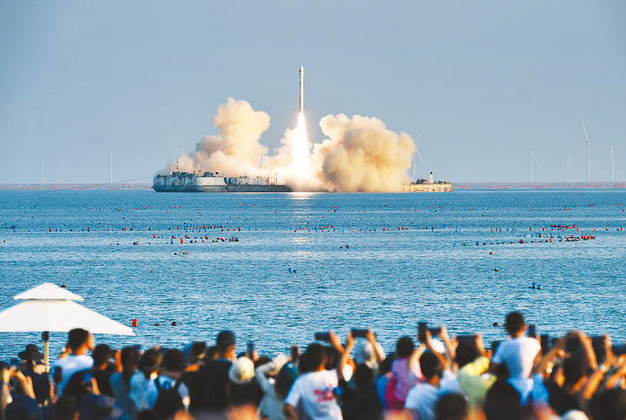 9月5日17时34分，中国太原卫星发射中心在山东海阳及附近海域，用谷神星一号海射型火箭，将天启星座21~24号卫星顺利送入预定轨道，发射任务获得圆满成功。其中，第21号卫星命名为“合肥高新一号”。记者张大岗摄