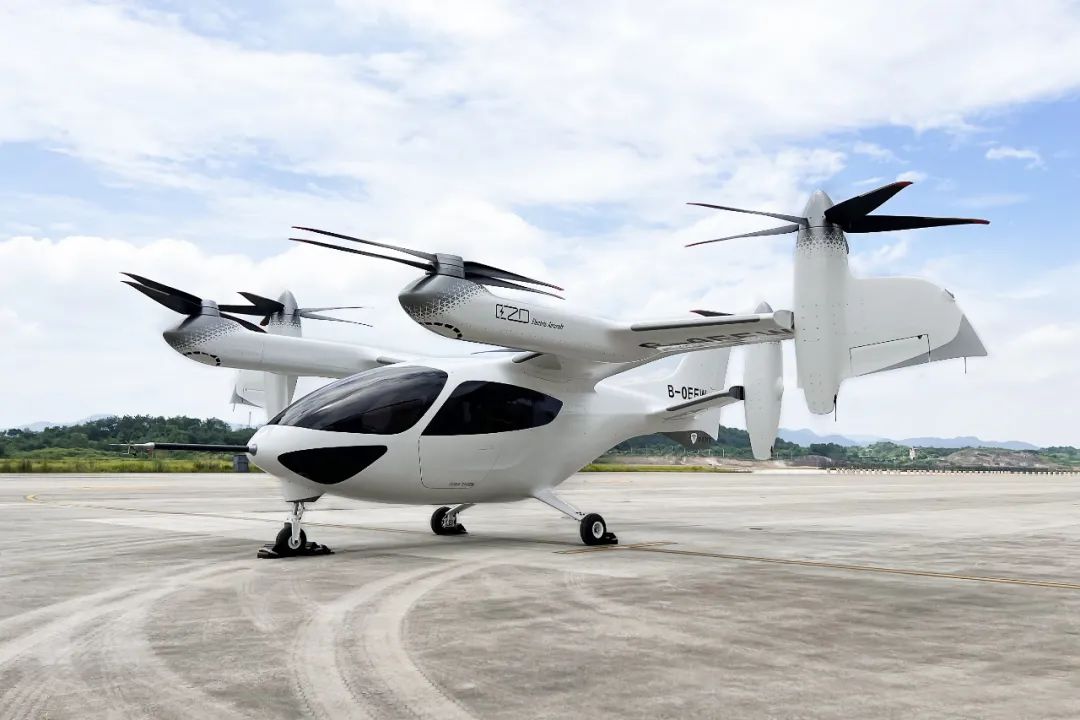 我国自主研发的首个倾转旋翼电动飞机E20eVTOL亮相2023世界制造业大会