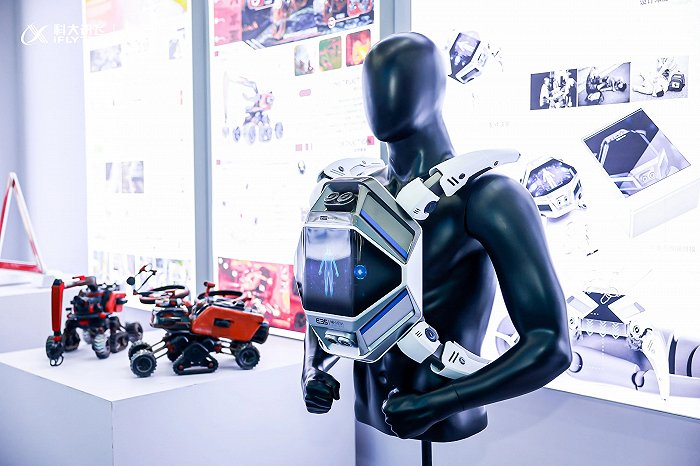 业界首个大模型+具身智能的人形机器人