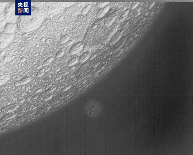 图片2024年4月8日，天都二号拍摄成像。波长为8至14微米的远红外谱段月球成像数据，背景中较小的天体为地球。（国家航天局供图）