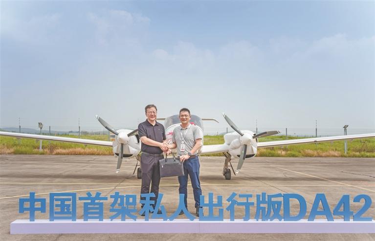 国内首架私人出行版DA42飞机在芜湖成功交付