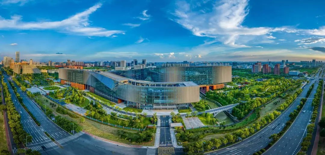 日前从省发展改革委获悉，2024年，我省布局筹建首批10个省级未来产业先导区，主要涉及量子科技、空天信息、通用智能、低碳能源、生命科学等领域，集中在合肥、芜湖、蚌埠、马鞍山等市。今年一季度，安徽省级未来产业先导区集聚产业链核心企业超100家，产业规模超196亿元。