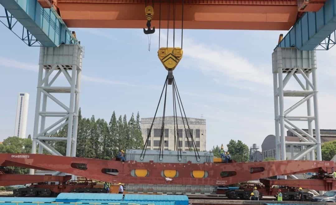 长三角铁路首趟特大型变压器货运专列启程