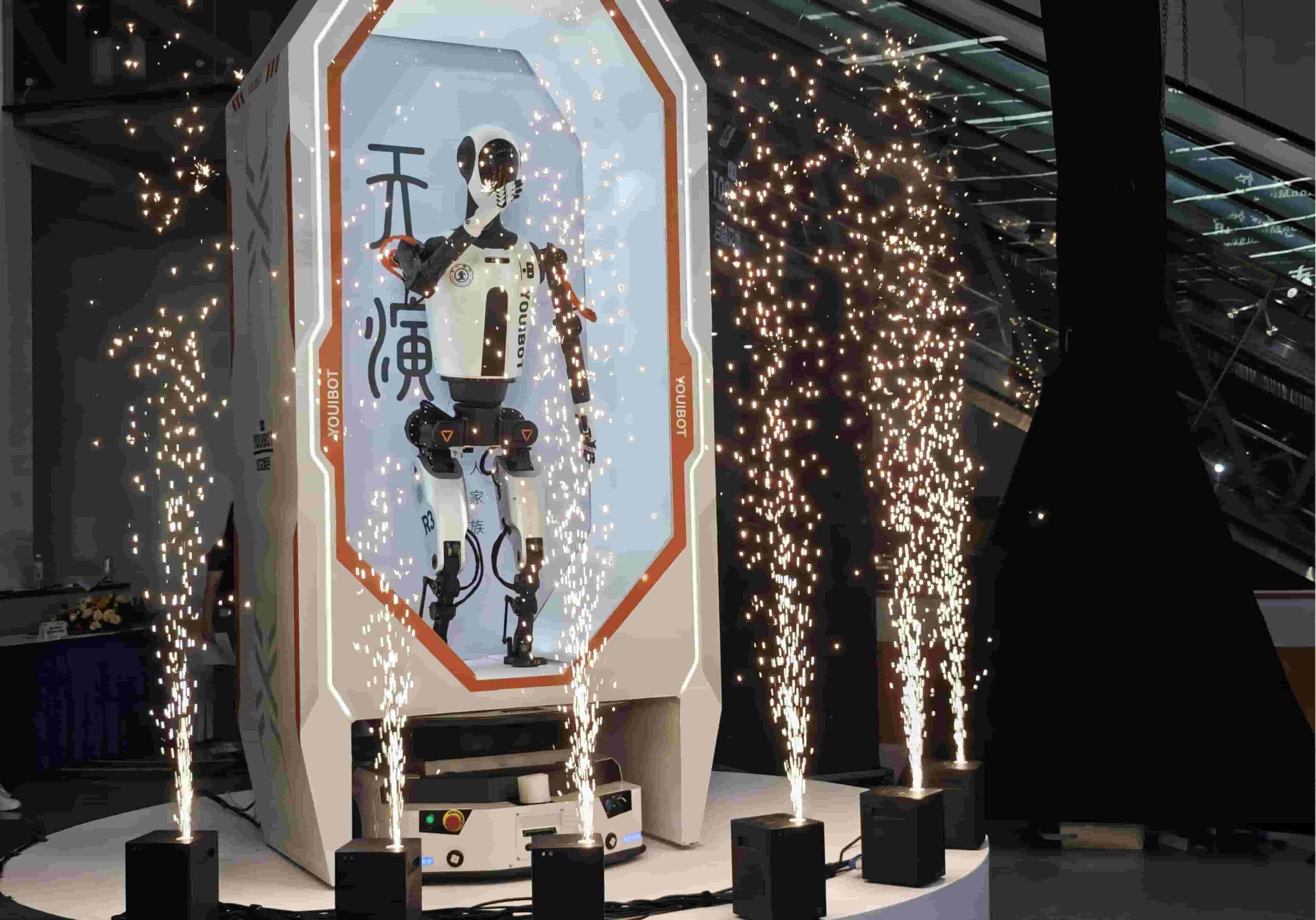 全球首创“一脑多态”架构跨场景集群作业人形机器人发布