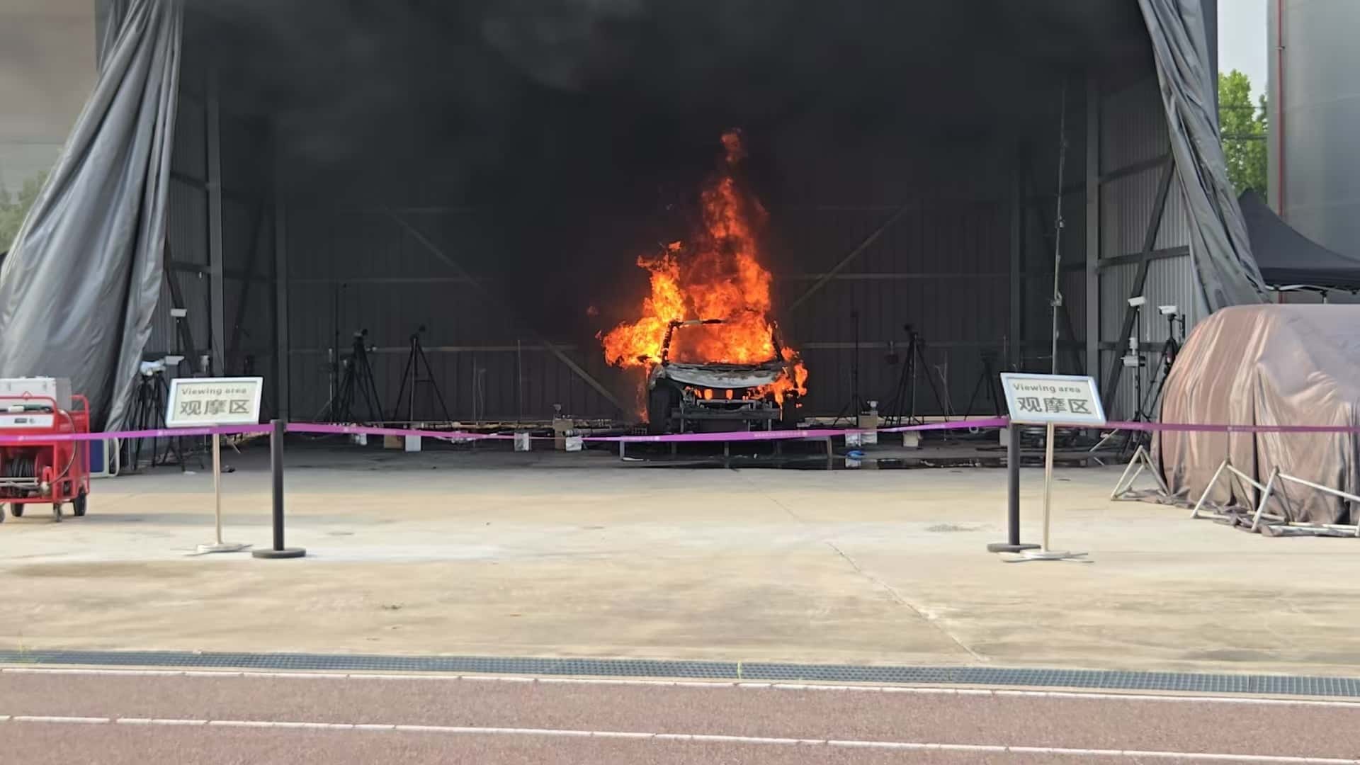 整车火灾实验“破解“锂电池难题