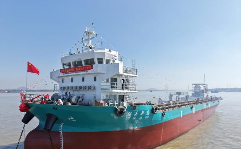 池州首艘96米LNG动力船“拓海新远”号下水