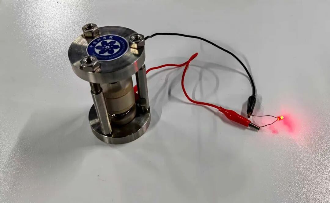 全球首块氢负离子原型电池研制成功