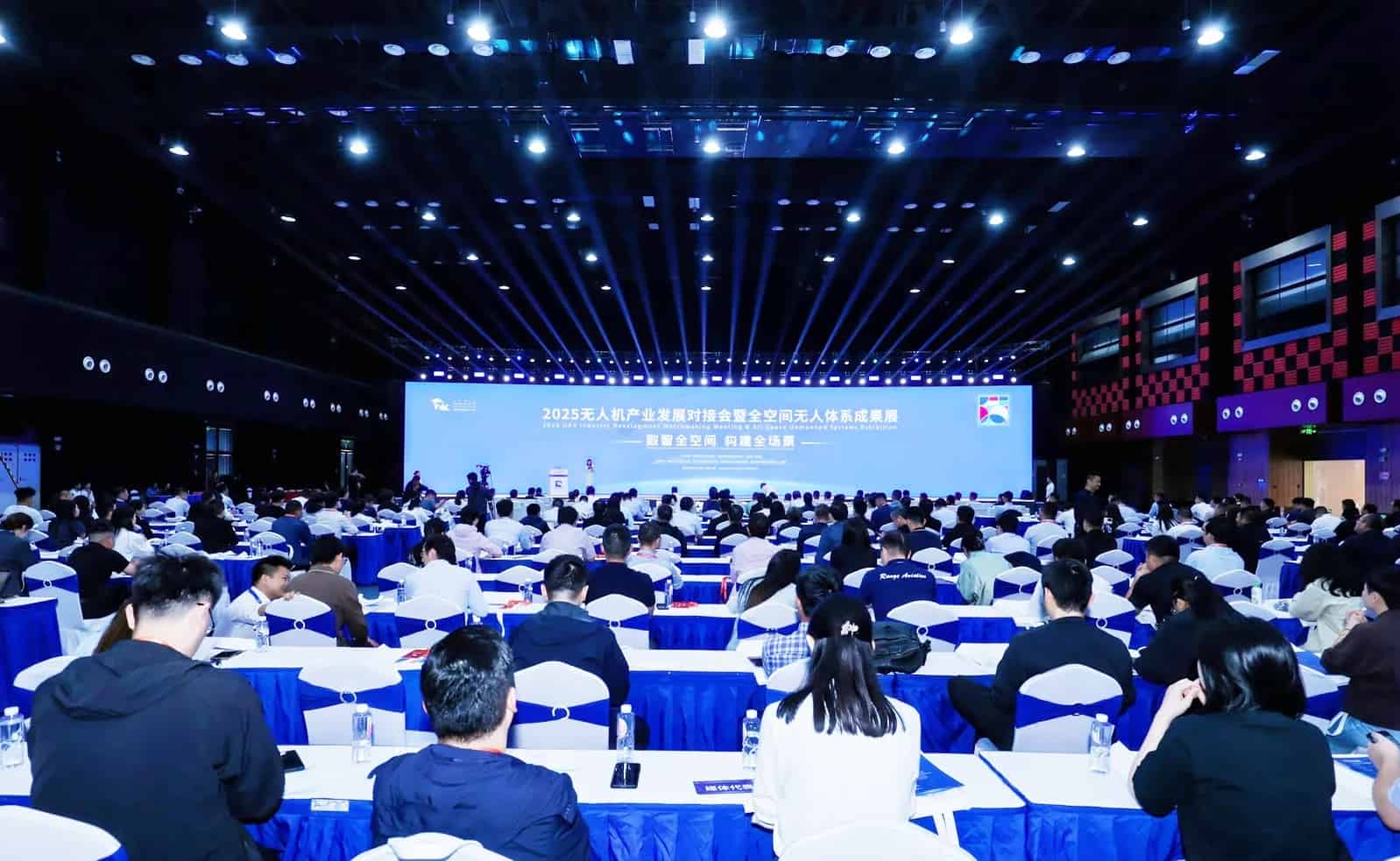 9月20日下午，自变量机器人在2025无人机产业发展对接会暨全空间无人体系成果展现场正式发布《具身智能生态建设计划》（以下简称生态建设计划）。通过引入自变量机器人的自研具身基础模型，合肥将聚力打造全球具身智能创新与产业的核心枢纽。