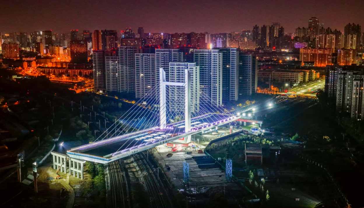 淮南路斜拉桥成功“转体”技术创新填补国内空白