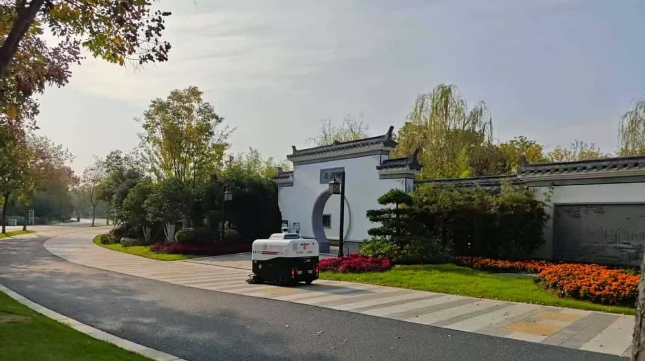 合肥骆岗公园上岗新一代“机械清洁工”