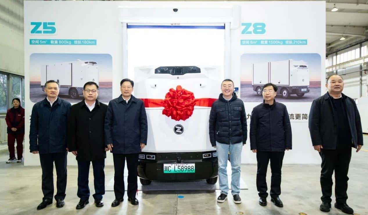 首台“阜阳造”无人驾驶车下线