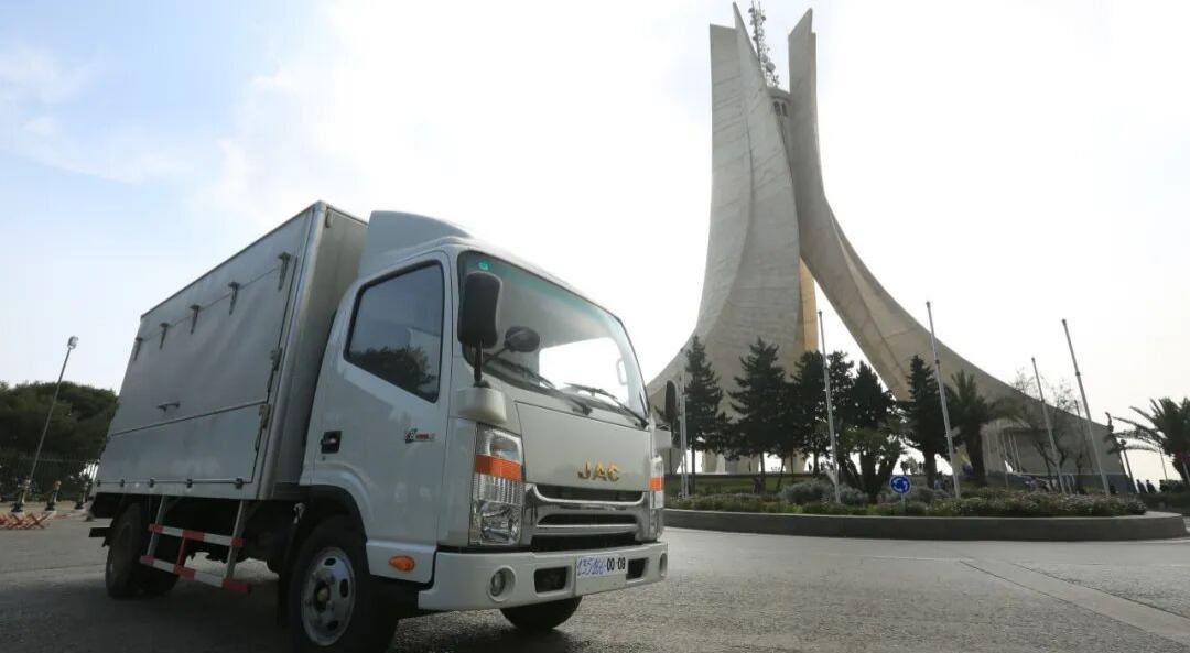 首台JAC高端轻卡顺利下线