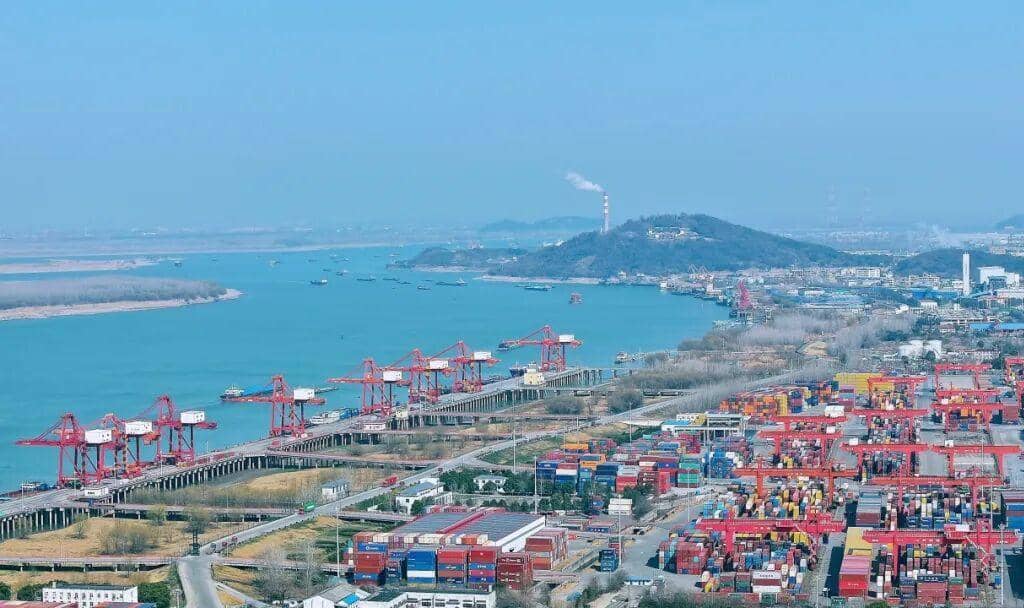 安徽省首票“水水中转”出口货物在芜湖港发运