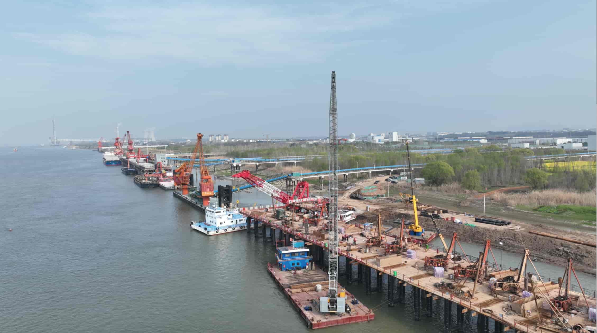 首个“水水中转”货物在池州港发运