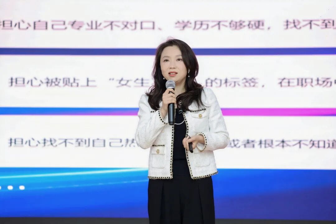 睿趣疯狂机器人科技中心联合创始人、董事长黄莉敏