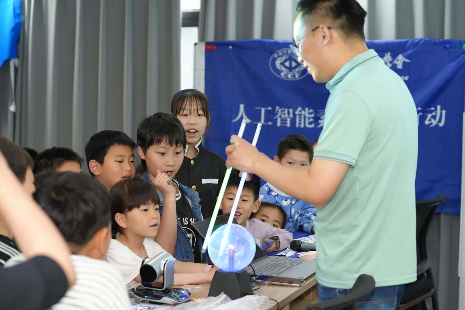 CCF合肥举办科技公益科普行带青少年探秘大科学装置