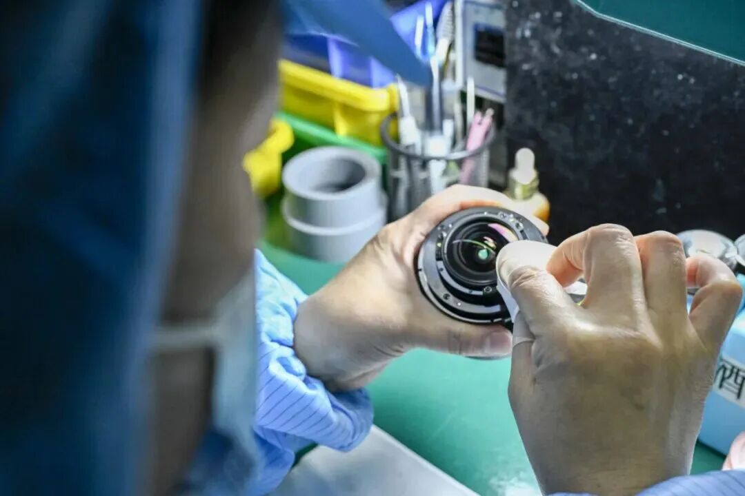 技术人员检查镜头光学洁净度
