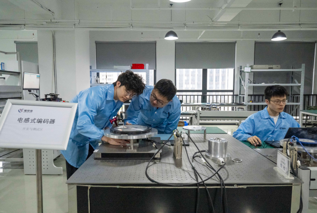 瑞控信研发人员调试电感式编码器